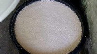santan kelapa yang tengah diendapkan untuk membuat minyak kelapa biasa