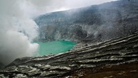 Danau kawah yang mengintip dari balik asap tebal