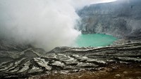 Danau kawah yang mengintip dari balik asap tebal