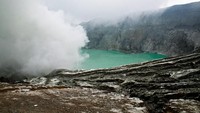 Danau kawah yang mengintip dari balik asap tebal