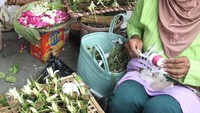 Memakan sirih bagian dari tradisi saat gamelan dimainkan (Foto: Bagus)
