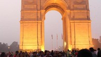 Turis berfoto di India Gate (Foto: Syubhan Akib)