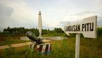 plang penunjuk arah ke Landasan Pitu