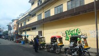 Seorang pengendara Becak Motor dan Alat Mata Pencahariannya