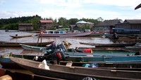 Perahu kayu yang menjadi kendaraan utama di Muara Siberut