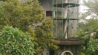 Gardu pandang dan atap daun pisang