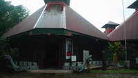 Pintu masuk menuju ke museum Pusaka Nias