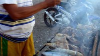 menyiapkan ikan bakar teman makan nasi santan