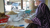 Ibu Hj. suradi meracik Soto untuk Petualang ACI