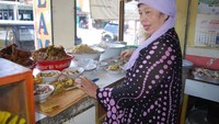 Sambil meracik Soto, Ibu Hj. Suradi ngobrol dengan Petualang ACI