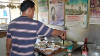 Pekerja yang membantu meracik Soto Sokaraja