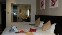 kamar dan kamarmandi hanya dibatasi dengan dinding kaca