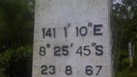 Tugu bertuliskan koordinat bumi perbatasan Indonesia - PNG