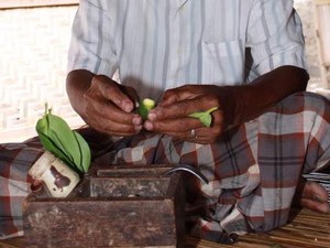 Nyirih: Tradisi Leluhur Kaya Makna dan Fungsi