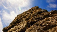 Bahan dasar dinding benteng ini menggunakan batu karang, batu gunung, dan sudah menggunakan semen.
