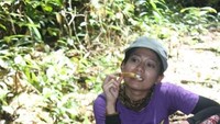 Sempat bergaya sebelum dikejar dengan roti yang berhasil menyelamatkan kami