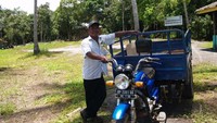 Pak Itam dengan Kaisarnya di Pantai Pasir Panjang