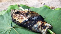 Ikan segar langsung dibakar dan dalam beberapa menit siap disantap. Rasanya, manis!