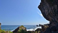 Tebing yang menjulang di Pantai Siung (Amanda Purnama Sari/ACI)