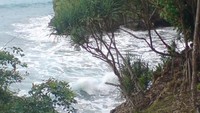 Bukit ini melindungi Pantai Batu Karas dari ombak besar