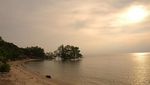 Pantai Berpasir Putih dan Berbatu besar ala Riau