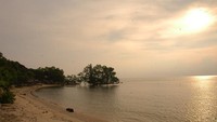 Pantai Perawan yang ada di sebelah barat pulau Karimun Besar, Riau yang berbatu besar