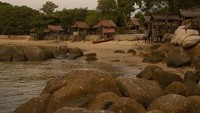 Pantai Perawan yang ada di sebelah barat pulau Karimun Besar, Riau yang berbatu besar