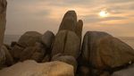 Pantai Berpasir Putih dan Berbatu besar ala Riau