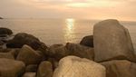Pantai Berpasir Putih dan Berbatu besar ala Riau