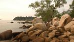 Pantai Berpasir Putih dan Berbatu besar ala Riau