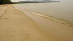 Pantai Berpasir Putih dan Berbatu besar ala Riau