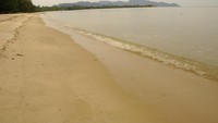 Pantai Pongkar yang ada di sebelah timur pulau Karimun Besar, Riau