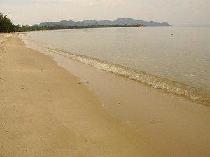 Pantai Berpasir Putih dan Berbatu besar ala Riau