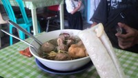 bakso dengan lontong