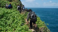 Di atas bukit karang