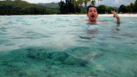 Mahe tampak asyik berenang di pantai.