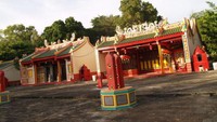 Wihara Konghucu di bagian depan Wihara Dharma Sasana, Senggara