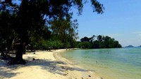 Pantai Melur dengan pasir putihnya yang halus
