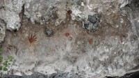 lukisan kuno di tebing pinggir pantai