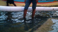 Berlatar belakang perahu nelayan