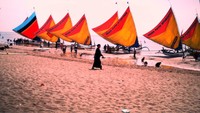 Pesona pantai dengan barisan kapal layar