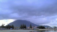 Pantai Stress dengan latar belakang Gunung Ranai