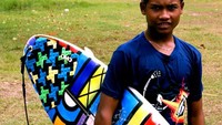 Surfer di Pantai Teleng Ria