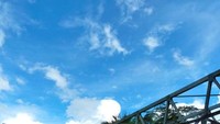 Jembatan yang melintas di atas Sungai Wabudori