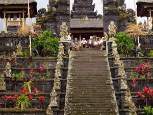 Para Turis dari Seluruh Dunia Kecam Pemerasan di Besakih