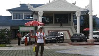 Rekan Saya Berada Di Depan Sentra Belanja Permata