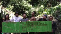 Tim BUMI pemasangan track marker
