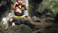 Irkan, anak 2 thn yg pertama kali nya masuk goa senggering dan bujang