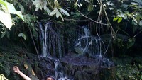 Salah satu air  terjun di mulut goa senggering