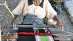 Pengarajin Tenun Ikat Tradisional di Desa Maubesi